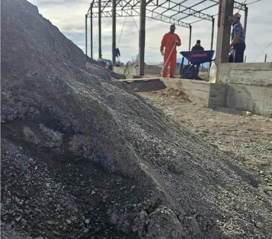 Arena y gravilla utilizadas en un radier en Chicureo
