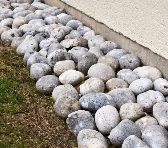 Drenaje construido con gravilla y bolones en Chicureo
