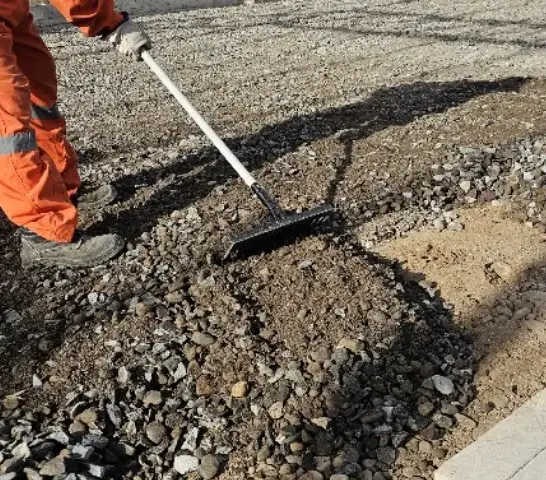 Estacionamiento con base estabilizada en Chicureo
