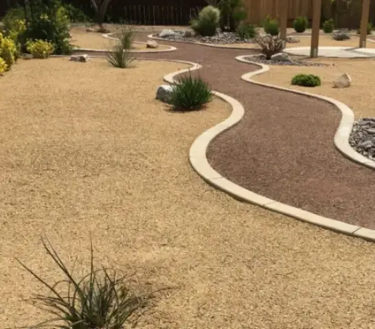 Sendero de maicillo compactado en un jardín de Chicureo